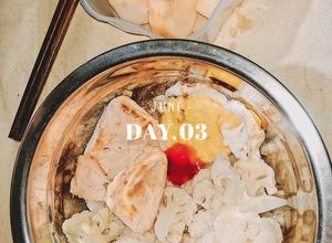 Hình của món Eat clean (Ức gà áp chảo + trứng rán + súp lơ luộc).