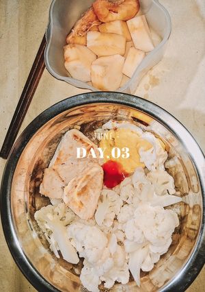 Hình của món Eat clean (Ức gà áp chảo + trứng rán + súp lơ luộc).