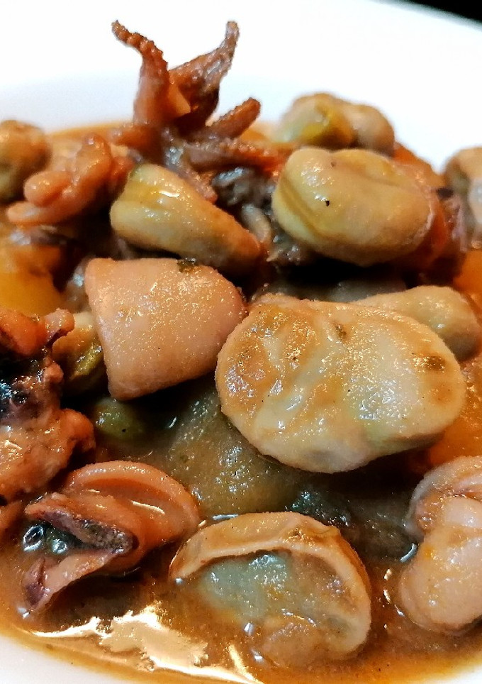 Una foto de Habas con calamares y patatas al vino rancio