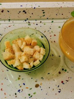 Una foto de Sopa de tomate y huevos rellenos de guacamole con maíz