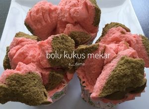 Foto resep Bolu Kukus Mekar Stroberi Cokelat, Tanpa Soda & Cukup 1 Telur