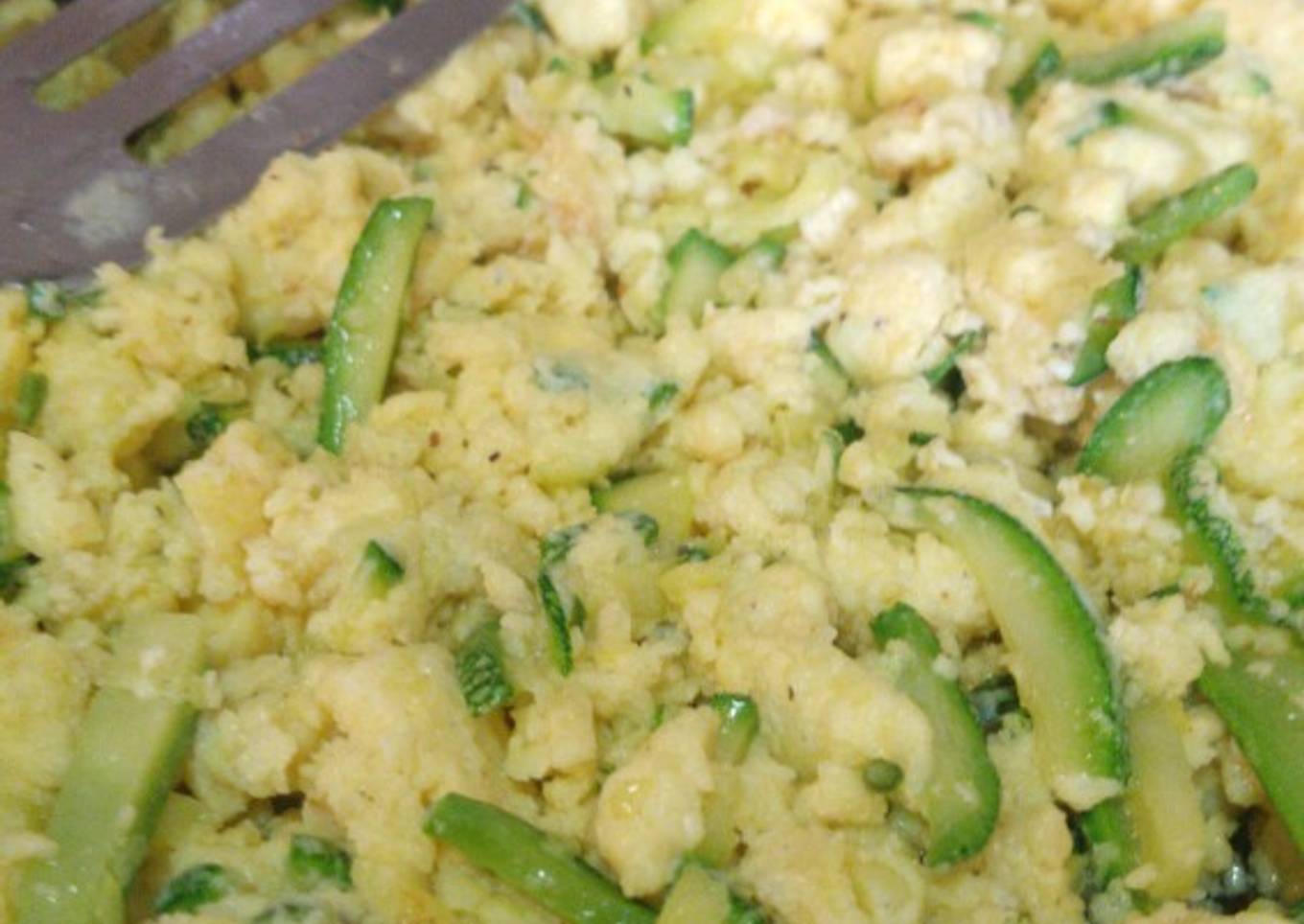 Cacerola de huevo con calabazas, cebolla y queso