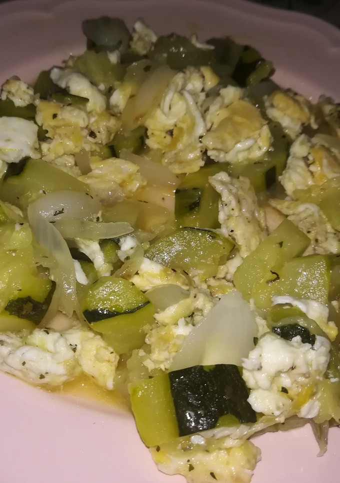 Una foto de Calabacines con huevos revueltos