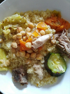 Una foto de Cous cous de pollo y cordero