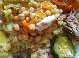 Una foto de Cous cous de pollo y cordero