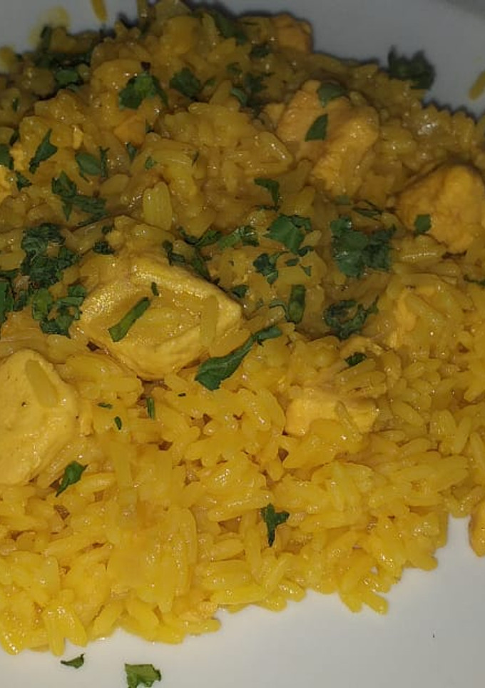 Una foto de Arroz con azafrán y pollo