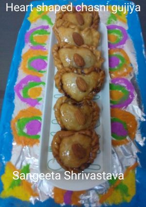 A picture of Heart Shaped Chasni Gujiya.