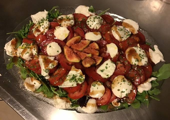 Salade de tomates,roquette,mozzarella di buffala et figues du jardin sauce au vinaigre de figues