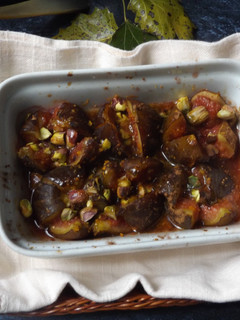 Una foto de Higos asados con miel de acacia y pistachos