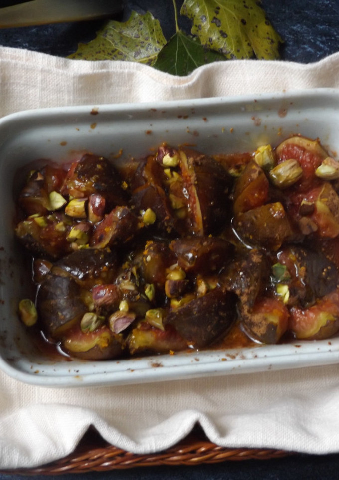 Una foto de Higos asados con miel de acacia y pistachos