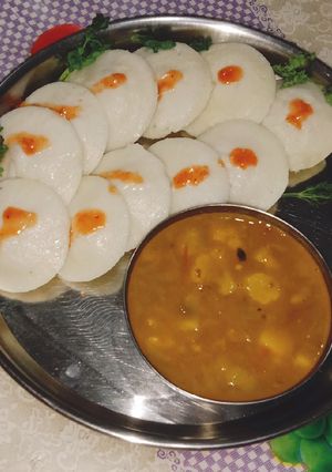 इडली सांबर (idli sambar recipe in Hindi) रेसिपी मुख्य फोटो