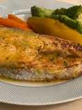 Salmão com molho de laranja e ervas aromáticas
