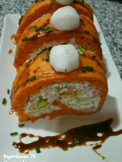 Una foto de Brazo salado relleno de queso philadelphia con gambas