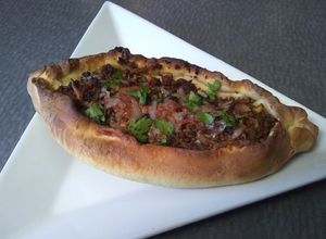 Una foto de Receta de Pide (fácil y rica pizza turca)