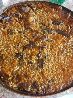 Una foto de 🇪🇸 Arroz en paella con conejo y alcachofas 🇪🇸