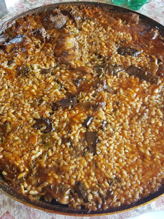 Una foto de 🇪🇸 Arroz en paella con conejo y alcachofas 🇪🇸