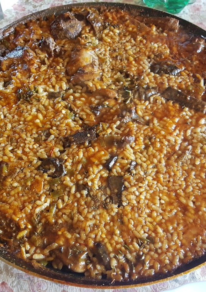 Una foto de 🇪🇸 Arroz en paella con conejo y alcachofas 🇪🇸