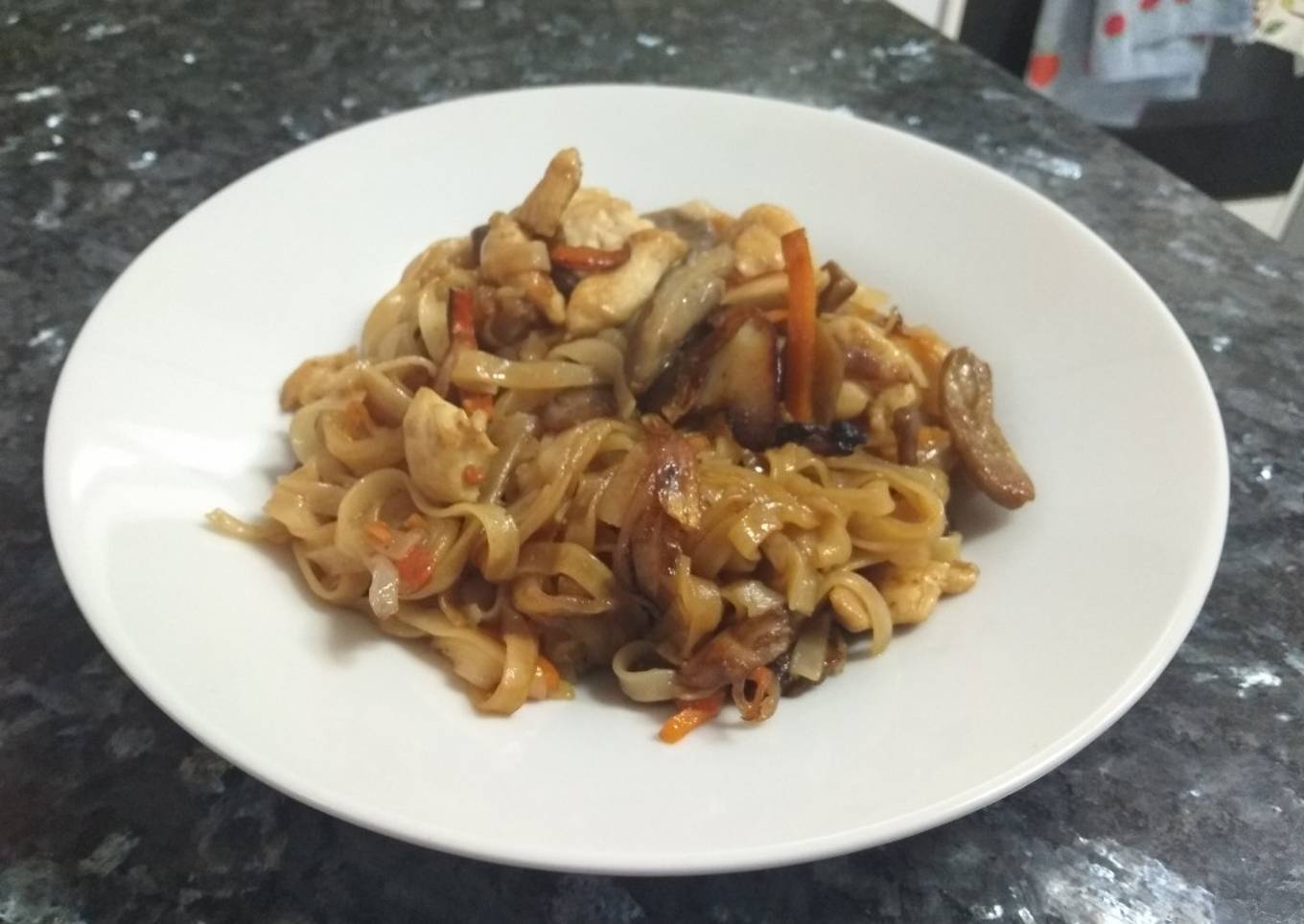 Tallarines orientales con pollo y setas