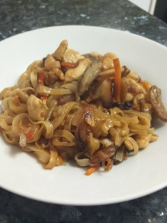 Una foto de Tallarines orientales con pollo y setas