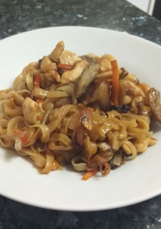Una foto de Tallarines orientales con pollo y setas