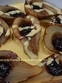 Una foto de Peras con corazón de chocolate y salsa de vainilla con Thermomix