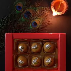 A picture of Besan ke Ladoo.