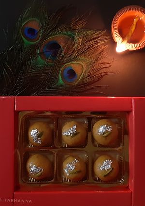 A picture of Besan ke Ladoo.