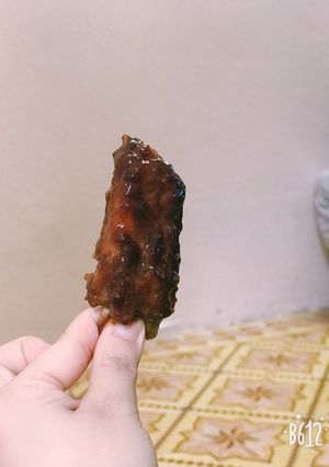 Hình của món Sườn sốt mặn ngọt.