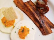 Una foto de desayuno con huevo y beicon
