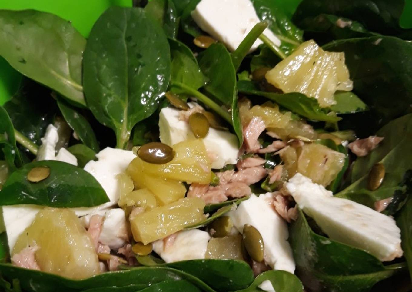 Ensalada de espinacas frescas y piña