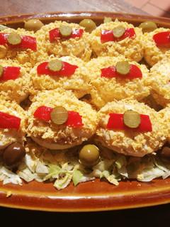 Una foto de Huevos mimosa rellenos de atún y encurtidos 🥚🍢