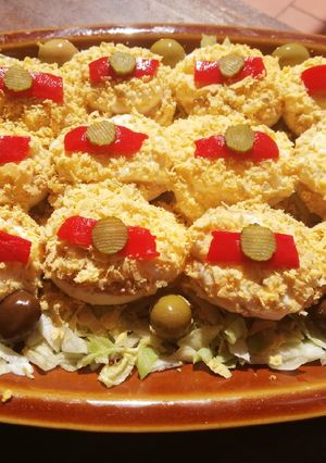 Una foto de Huevos mimosa rellenos de atún y encurtidos 🥚🍢