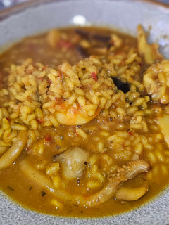 Una foto de Arroz caldoso de langostinos y sepia