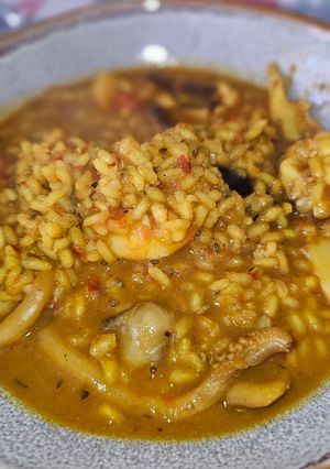 Una foto de Arroz caldoso de langostinos y sepia