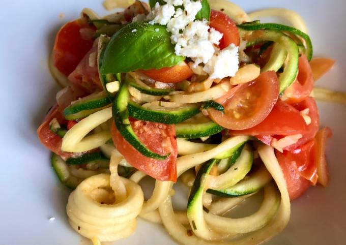 Zoodles mit Tomaten