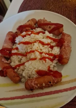 Φωτογραφία της συνταγής Ρύζι με λουκάνικα Φρανκφούρτης τυλιγμένα με μπέικον
