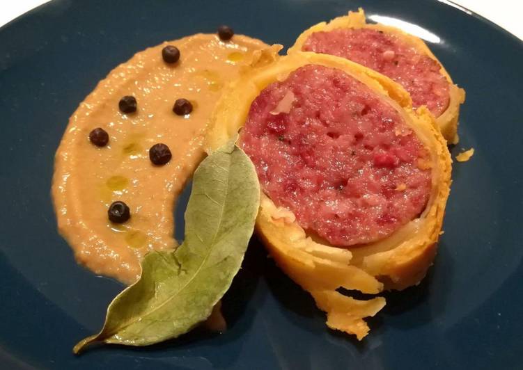 Cotechino in crosta con crema di lenticchie al profumo di ginepro e alloro