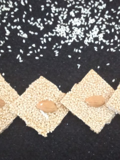 गुड तिल की चिक्की (Gud til ki chikki recipe in hindi) रेसिपी मुख्य फोटो