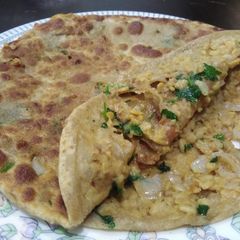 A picture of Mash ki daal ka pratha.