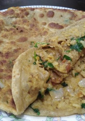 A picture of Mash ki daal ka pratha.
