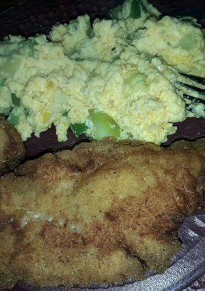 Una foto de Milanesa de pollo y revuelto de zapallitos con cheddar