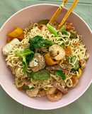 Mì gói xào thập cẩm