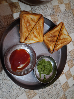 ટોસ્ટ સેન્ડવિચ (Toast Sandwich Recipe In Gujarati) રેસીપી મુખ્ય ફોટો