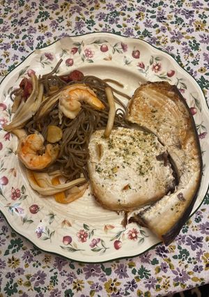 Una foto de Emperador y Langostinos con Fideos Japoneses y Mantequilla de Ajo