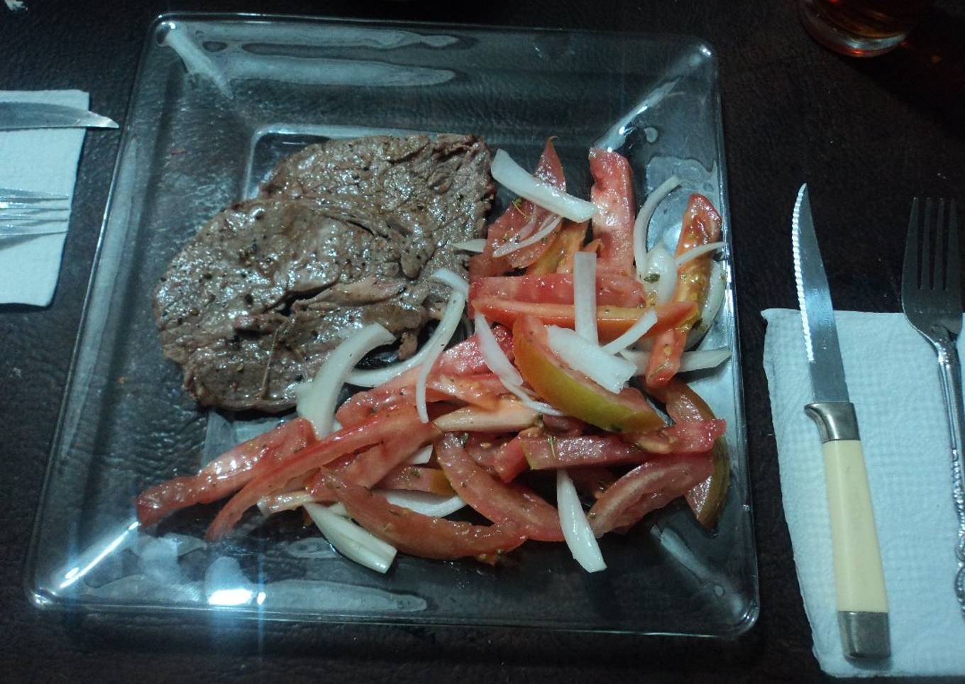 Chuleta a la Sangrita y chile verde de árbol las Correa con ensalada de Jitomate con aderezo agrio