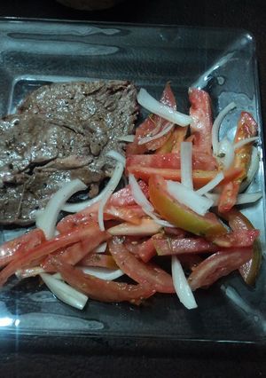 Una foto de Chuleta a la Sangrita y chile verde de árbol las Correa con ensalada de Jitomate con aderezo agrio