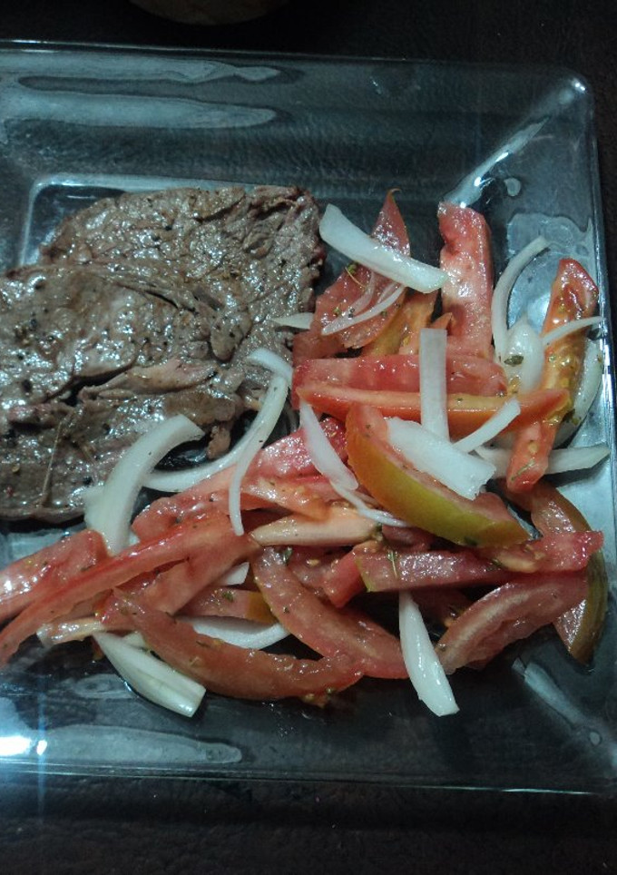 Una foto de Chuleta a la Sangrita y chile verde de árbol las Correa con ensalada de Jitomate con aderezo agrio