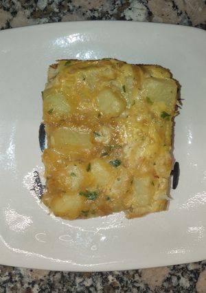Una foto de Tortilla con Papas Hervidas y Cebollas Caramelizadas al Horno