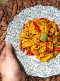 Una foto de Arroz con pollo en sartén de hierro Skillet