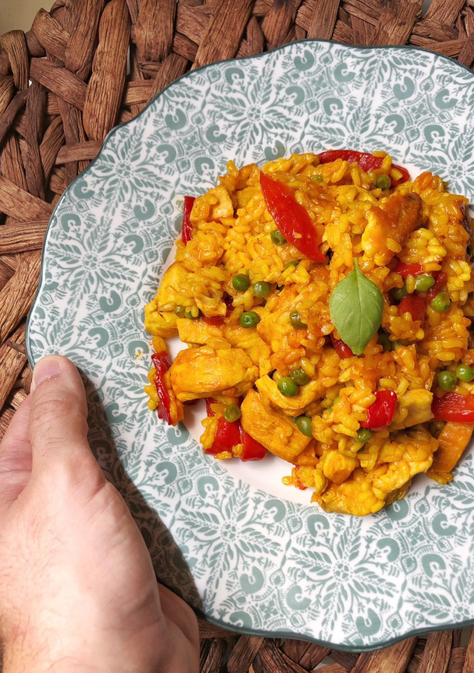Una foto de Arroz con pollo en sartén de hierro Skillet